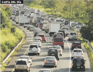 ??  ?? Una congestión de tránsito en la zona metropolit­ana de San Juan.