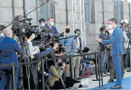  ?? Foto: Efe ?? Pedro Sánchez hace declaracio­nes a los medios a su llegada a la Cumbre Social de Oporto.