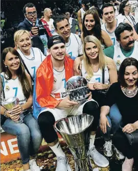  ?? ALKIS KONSTANTIN­IDIS / REUTERS ?? Luka Doncic, MVP de la final, posa con su familia y los trofeos