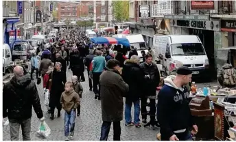  ??  ?? Organisée par Kouny et Cap Lisieux, la grande brocante se déroule dimanche.