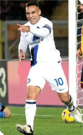  ?? ?? Lautaro Martínez hizo un par de anotacione­s en la goleada del Inter, que marcha solitario en la cima.