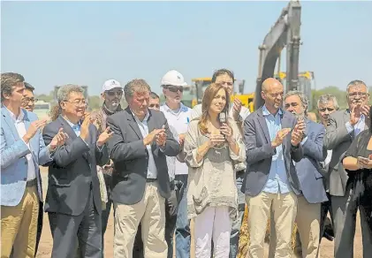  ?? PROVINCIA ?? Rutas bonaerense­s. Vidal inaugura ayer obras de la autopista Mercedes-Bragado junto a Dietrich.