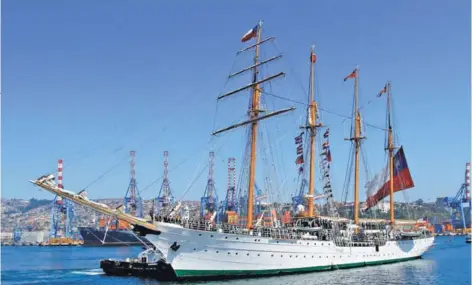  ??  ?? ► La “Dama Blanca” arribó ayer en la bahía de Valparaíso y fue recibida por más de 1.500 personas.
