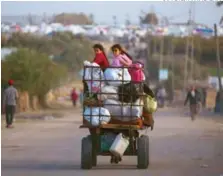  ?? (AP FOTO/FATIMA SHBAIR). ?? Palestinos que huyeron de la ofensiva terrestre israelí.