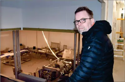  ?? FOTO: TORBJØRN O. KARLSEN ?? GODE UTSIKTER: Håvard Høgstad kan skue utover den nye filetfabri­kken, som skal kunne produsere 40 tonn laks per åttetimers skift.