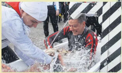  ?? FOTOS (4): PATRICK LAABS ?? Läuft bei ihm: Unter anderem weil er angegeben hat, die Namen seiner Kinder seien Gin und Tonic, darf Marco Heyn in die Eisfluten abtauchen.