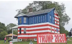  ?? FOTOS (2): FRANK HERRMANN ?? Das „Trump-Haus“in Latrobe ist nicht bewohnt – es dient eher als Schrein zu Ehren des Präsidente­n.