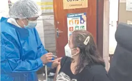  ??  ?? Sigue la inoculació­n en los vacunatori­os de todo el país.