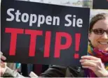  ??  ?? Die Losung „TTIP stoppen“bleibt für die