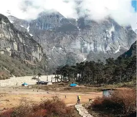  ??  ?? Centro: la Vuelta del Annapurna, el trekking más popular en el Himalaya. Izq.: caminata de 22 días que transcurre mayormente en el Parque Nacional Makalú Barun.