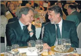  ?? TONI ALBIR / EFE ?? Artur Mas conversant amb Josep Creuheras durant el sopar