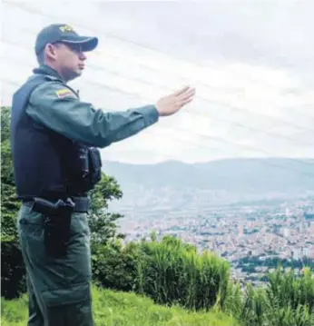  ??  ?? Desde el mirador del Cristo en la comuna 13, la Policía hace constantes patrullaje­s para controlar el orden público. |FELIPE ALARCÓN