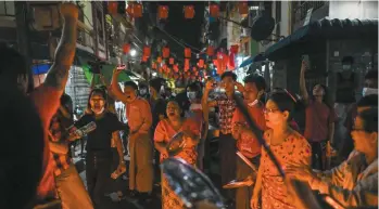  ?? YE AUNG THU AGENCE FRANCE-PRESSE ?? À la tombée de la nuit, des habitants de Rangoun ont une fois de plus klaxonné et tapé sur des casseroles pour « chasser les démons », les militaires.