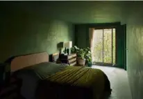  ?? ?? A concrete staircase leads to the bedroom, which is painted green.this room overlooks the courtyard and blends in with the greenery of the trees.