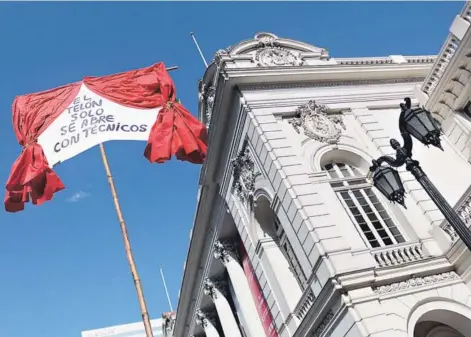  ??  ?? ► Pancarta de los trabajador­es del sindicato técnico del Teatro Municipal, ayer en su sexto día de huelga.