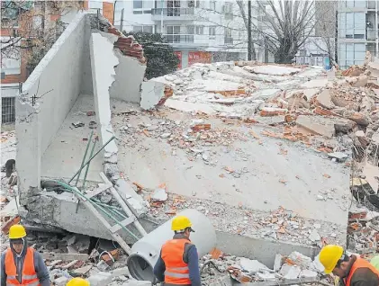  ?? FOTOS: G. RODRÍGUEZ ADAMI ?? Desastre. Así quedó la esquina de Estocolmo 2606, donde edificaban una torre.