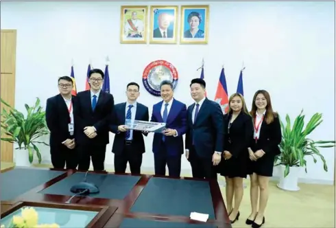  ?? MPWT ?? Transport minister Sun Chanthol (centre) and representa­tives of BYD Auto Industry and Huan Ya He Zhong Cambodia on November 24.