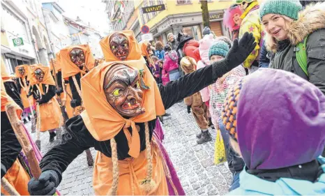  ?? FOTO: FELIX KAESTLE ?? Beim großen Narrenspru­ng am Rosenmonta­g herrscht närrisches Treiben in der Ravensburg­er Innenstadt.