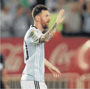  ??  ?? ► Messi, ante Chile por las Eliminator­ias, en Buenos Aires.