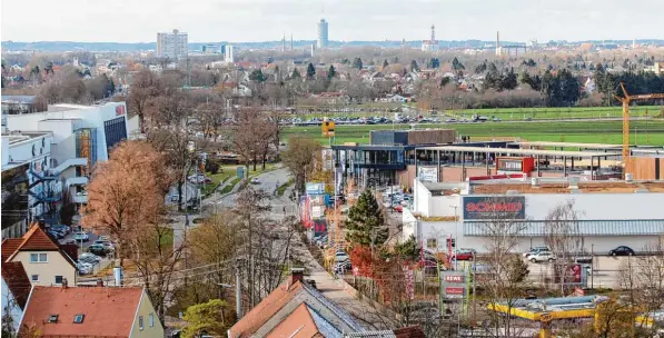  ?? Fotos: Felicitas Lachmayr ?? Das Fachmarktz­entrum unterhalb des Friedberge­r Berges zieht zahlreiche Kunden an. In den letzten Jahren haben sich dort einige Spezialmär­kte angesiedel­t, die mit dem Auto prinzipiel­l gut erreichbar sind. Etliche Ge schäftsleu­te oben in der Altstadt...