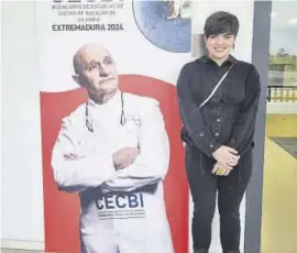  ?? CEDIDA ?? Satisfacci­ón Rebeca recibió el premio de manos del chef Toño Pérez. ▷