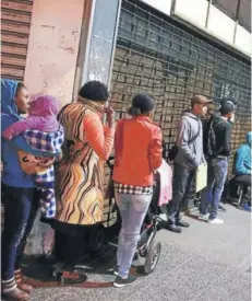  ??  ?? ► Migrantes haciendo fila en Extranjerí­a para realizar trámites de permanenci­a.
