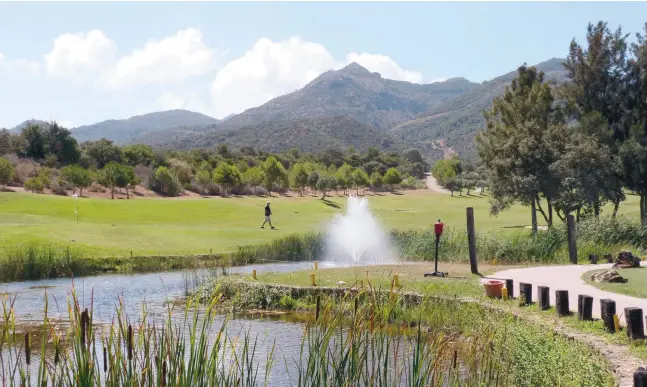  ?? Fotos: Wiltrud Schwetje ?? Die Anlage des Lauro Golf in Alhaurín de la Torre begeistert durch ihre naturbelas­sene Umgebung und herrliche Ausblicke.