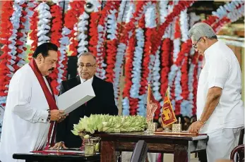  ?? Foto: Profimedia.cz ?? Já na bráchu, brácha na mě Nový premiér Mahinda Radžapaksa (vlevo) skládá přísahu do rukou prezidenta, svého bratra Gotabaji Radžapaksy.
