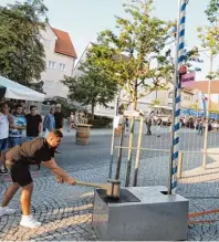  ??  ?? Die starken Männer treffen sich beim Burschenve­rein und messen ihre Kräfte beim „Hau den Lukas.“