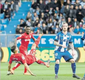  ?? FOTO: EFE ?? Fajr despeja acrobática­mente ante Guidetti El Alavés fue mejor en el segundo acto