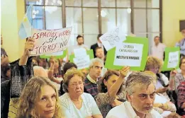  ??  ?? Reclamo. La gente de La Boca protestó en una audiencia pública.