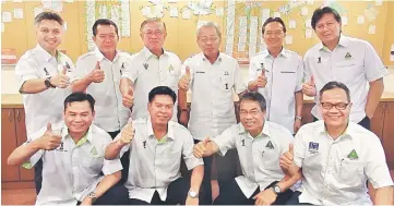  ??  ?? Masing (third right) and PRS candidates all show their thumbs-up.