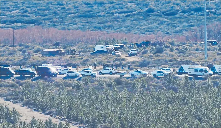  ?? EMMANUEL FERNÁNDEZ ?? Cushamen. Las camionetas de las fuerzas de seguridad en la entrada del “territorio sagrado” mapuche que fue rastrillad­o ayer. El operativo duró 12 horas.