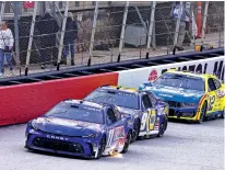  ?? WADE PAYNE/THE ASSOCIATED PRESS ?? Denny Hamlin leads Chase Elliott and Ryan Blaney on Sunday during a NASCAR Cup Series race in Bristol, Tenn.