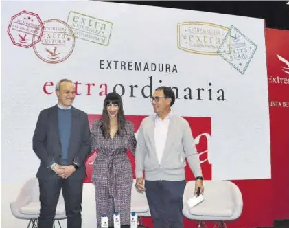  ?? J. VENTURA ?? Carlos Caro, presidente de Tajo-Salor, Almudena Cid, deportista de élite; y José Flores Tapia, presidente de Tagus.