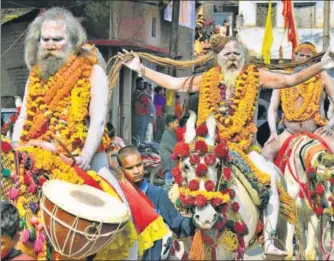  ?? HTPHOTO ?? A procession of Hindu holy men ahead of the Kumbh Mela in Allahabad.