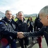  ??  ?? Il vertice Angelo Borrelli, capo della protezione civile, atterra dopo il sopralluog­o aereo col governator­e Luca Zaia