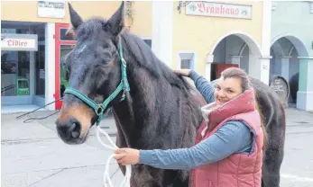  ?? FOTO: JANNICK NESSENSOHN ?? Madlen Kniesel kommt mit ihren Tieren regelmäßig zum Bad Schussenri­eder Pferdemark­t.