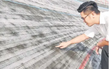  ?? — Bernama photo ?? Lee checks on the structure of velodrome cycling track.