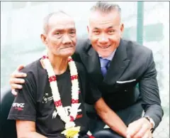  ?? MENG SRUN SRENG ?? Yi Sarun poses for a photo with secretary-general of Tennis Cambodia Tep Rithivit at the Olympic Stadium tennis courts on Thursday.