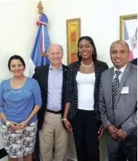  ??  ?? Visita. La representa­nde de Exportt, el embajador José Serulle Ramia, la viceminist­ra Frances Seignoret y Radesh Ramdeen.