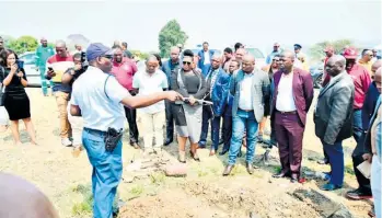  ?? ?? Police officers briefing acting premier Nomagugu Simelane at the accident scene