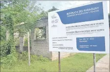  ??  ?? Cartel colocado en el 2016 por el MEC con informació­n de la licitación que debía beneficiar a la escuela Naranjaty.