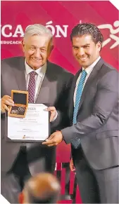  ?? ?? Antonio Pérez recibió el premio en representa­ción de su hermano Sergio.