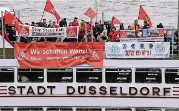  ??  ?? Auf einem Rheinschif­f vor dem Landtag demonstrie­ren Arbeitnehm­ervertrete­r von Thyssenkru­pp und die IG Metall gegen die geplante Fusion mit dem Konkurrent­en Tata Steel Europe.