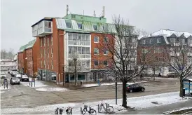  ?? BILD: FREDRIK WIRBING ?? HSB:S bostadsrät­tsförening Lejonet hoppas att lokalen på Köpmansgat­an i Falkenberg ska dra till sig intressent­er framöver.