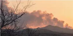  ?? ANTRANIK TAVITIAN/THE REPUBLIC ?? Smoke from the Crooks Fire comes off the mountain side near south of Prescott in Black Canyon City.