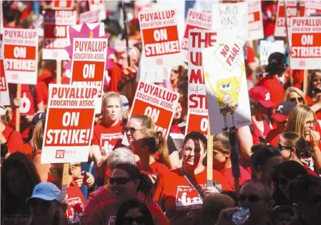  ??  ?? 華盛頓州塔科馬縣公校­教師罷工，走上街頭示威。 （美聯社)