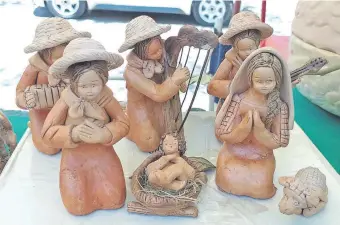  ??  ?? Piezas de pesebre hechos de arcilla y que se comerciali­zan en la expo que tiene lugar en Areguá. La feria se extiende hasta el próximo 23 de diciembre.