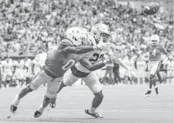  ?? AL DIAZ adiaz@miamiheral­d.com ?? Hurricanes quarterbac­k Tyler Van Dyke throws an incomplete pass to wide receiver Romello Brinson in the second quarter as Blue Raiders cornerback Jalen Jackson defends. Van Dyke was replaced by Jake Garcia.